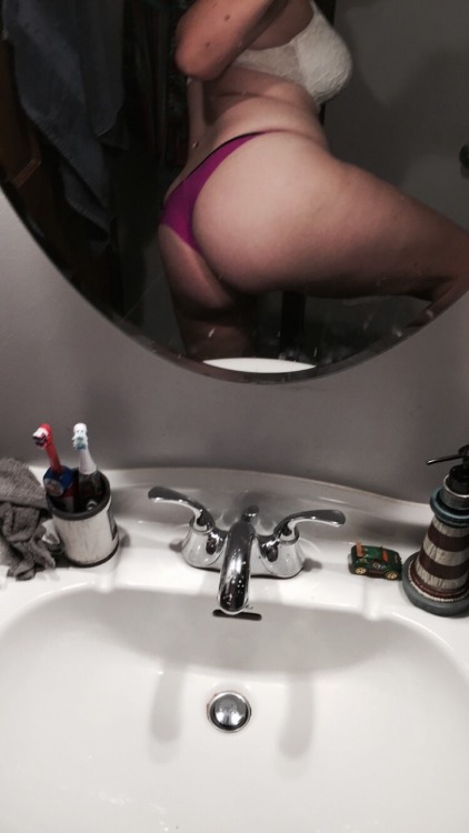 irishsweetie101:  Thong Thursday overload! Why bc I’m FEELING myself!!!  Great body! And booty!