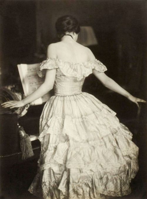 mote-historie: Franz Xaver Setzer, Study at the spinet. German dancer Lo Hesse, circa 1918. The dus