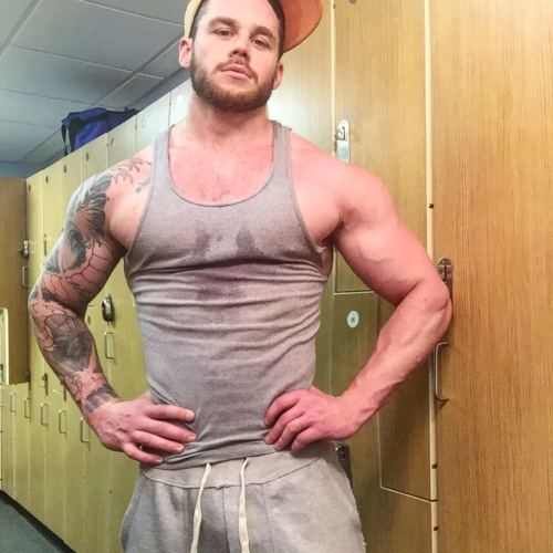 randomsituation87:  Follow me for daily pics of hot guys!http://randomsituation87.tumblr.com