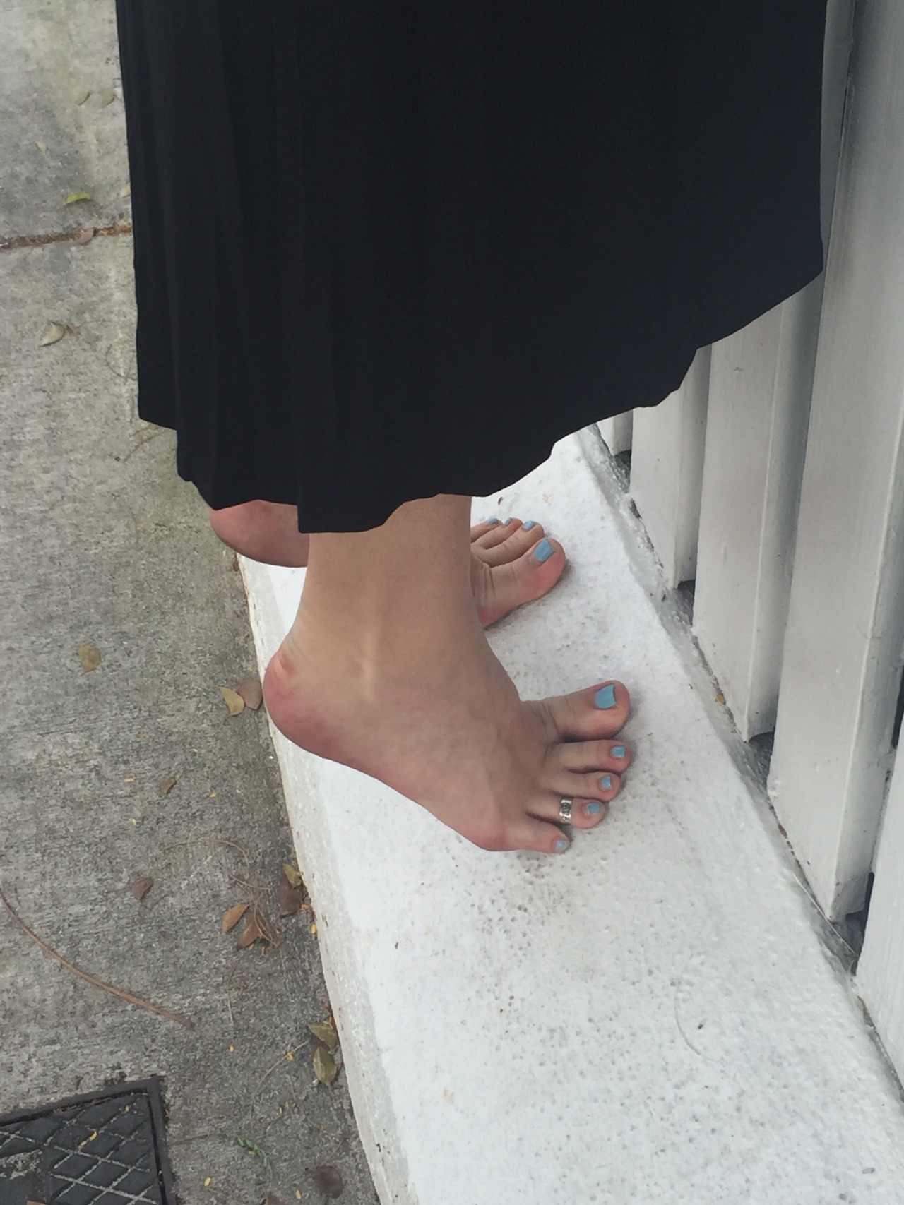 linkasfeet: Walking around barefoot in public made my soles so dirty…