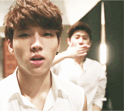 d-ongwoo:  woogyu only wants to be in the shot together (ღ˘⌣˘ღ) 