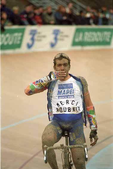 mybikeremindsme:

Il vero “Merci Roubaix”
(via Franco Ballerini returned to Mapei to end his career at Paris-Roubaix in 2001. Photos | Cyclingnews.com)


Franco Ballerini nella sua ultima gara alla parigi-roubaix del 2001, viene accolto con unovazione allentrata nel velodromo nonostante il suo 32esimo posto, mostrando la maglia merci roubaix, la gara che lo ha visto vincere x due volte #parigi-roubaix#parigi#roubaix#franco ballerini#merci roubaix#velodromo#velo#velodrome#bici#ciclismo#pista#fixed #storia della bici #campioni#funny#riccione