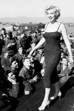 missmonroes:  Marilyn Monroe performs for