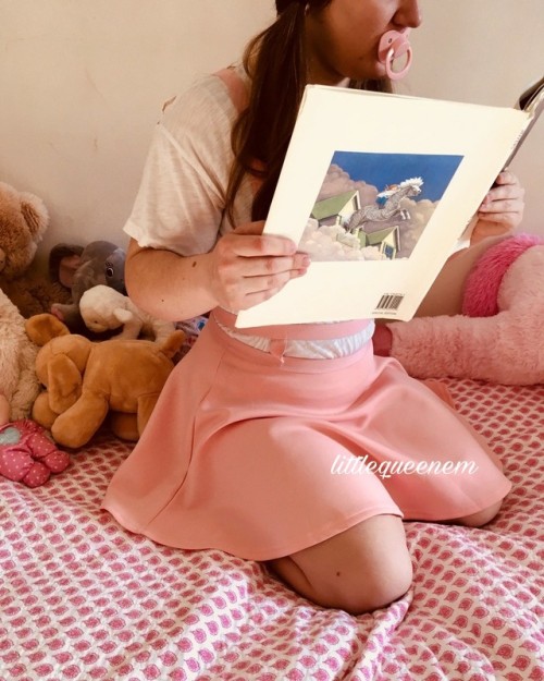 littlequeenem:  littlequeenem:  Stupid baby you’re tooooo little to read all by yourself.  Do 