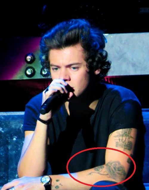 One Direction's Louis Tomlinson Gets Dagger Tattoo... - Yahoo Celebrity UK