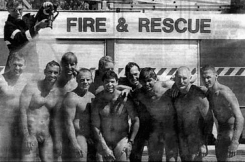 via boysintheshower.tumblr.com/ notashamedtobemen:  Firemen and their hoses.