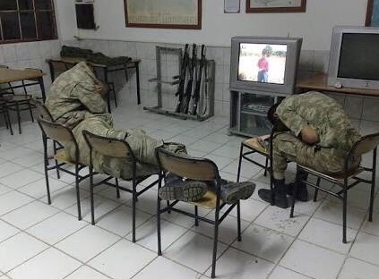 Zorunlu askerlik görevini yapan erkekler zor şartlar altında dinleniyor