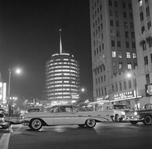 rockandrollpicsandthings:  Capital Records Building in NYC, 1960