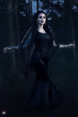 gothicandamazing:  Model: EleinePhoto: GRANN PhotographyClothing: @Sinister / The Gothic ShopJewelry: TrickeryWelcome to Gothic and Amazing | www.gothicandamazing.com