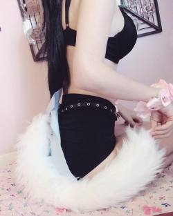 ahripop25:  My tail from kittensplaypenshop ♡✧。 (⋈◍＞◡＜◍)。✧♡ ♡ I’ve had this for over a year and it’s still just like brand new   ♡ 