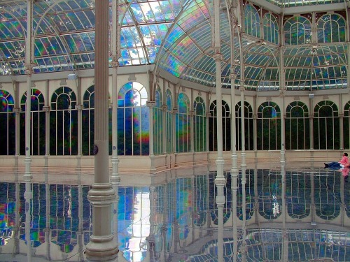 pablets:  laredesbastaeinfinita:  Esto es el Palacio de Cristal del Retiro en Madrid? o me lo estoy flipando?  Yes, it is. Son unas fotografías artísticas que le hizo  Kimsooja. 