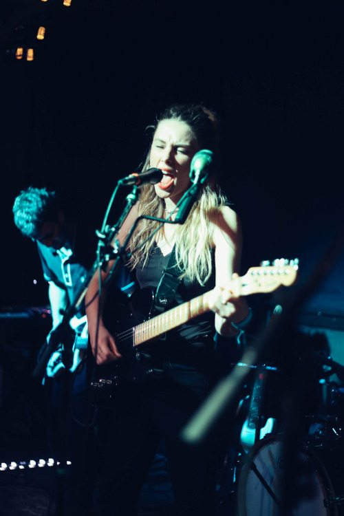 w0lfyalice:  Ellie Rowsell being a godess - Wolf Alice - Sam Keeler x