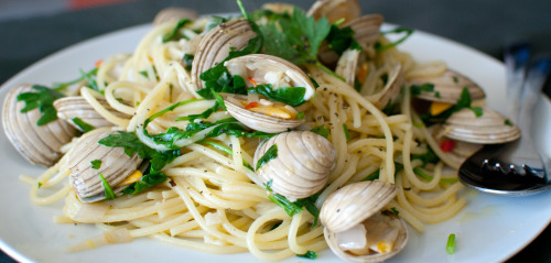 welcometoitalia:Spaghetti alle Vongole is very popular throughout Italy, especially its central regi