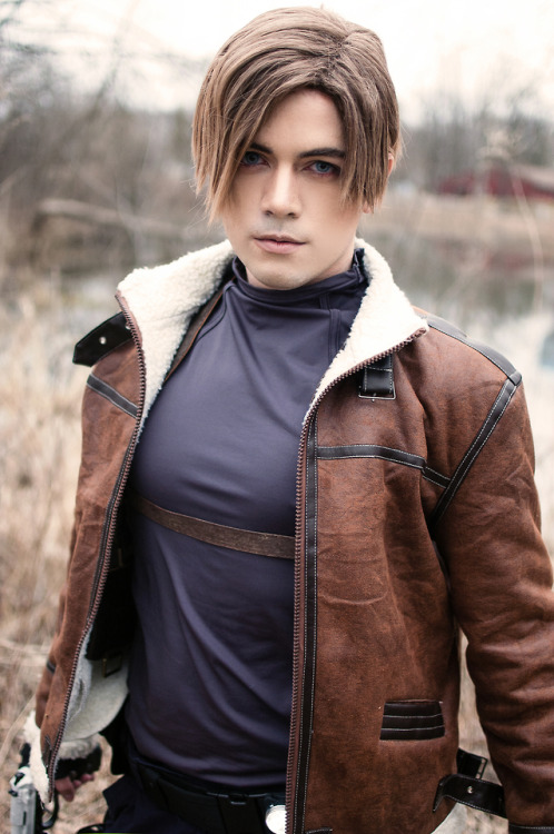 nipahdubs:  “  Special agent, Leon S. Kennedy. Task: Find and retrieve the Presidents daughter…  “Photographer: @amaitofuu