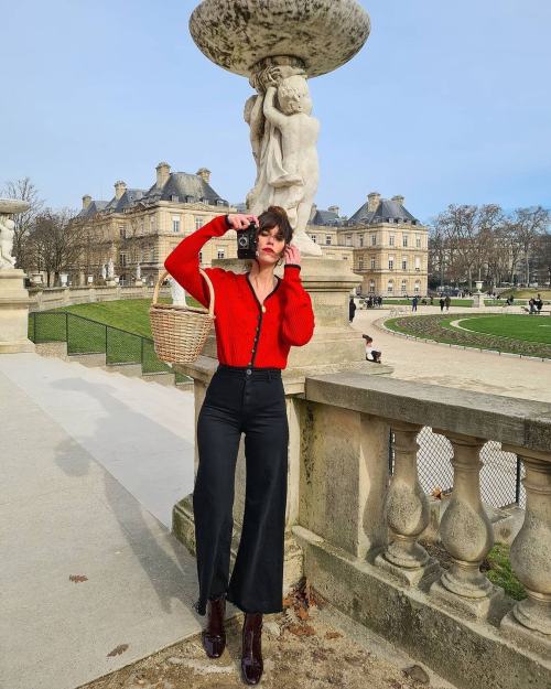 Red sweater. Wide leg jeans. Basket bag. ❤️ @_droledefrimousse_