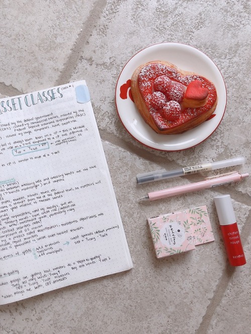 etudiaire:02.19.18Best part about February is the all the cute Valentine’s Day themed things ~Pen | 