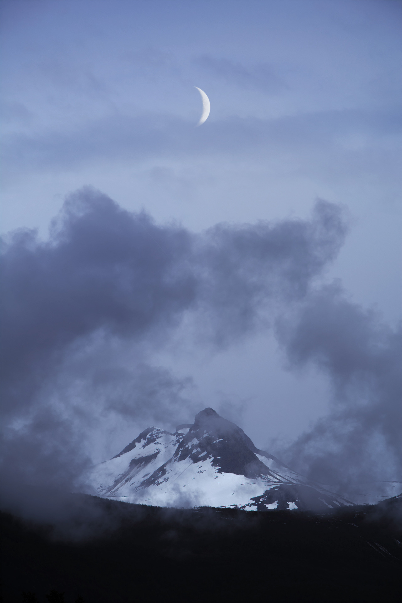 escapekit:  Moments With the Moon Norway-based photographer Bjørg-Elise Tuppen shares