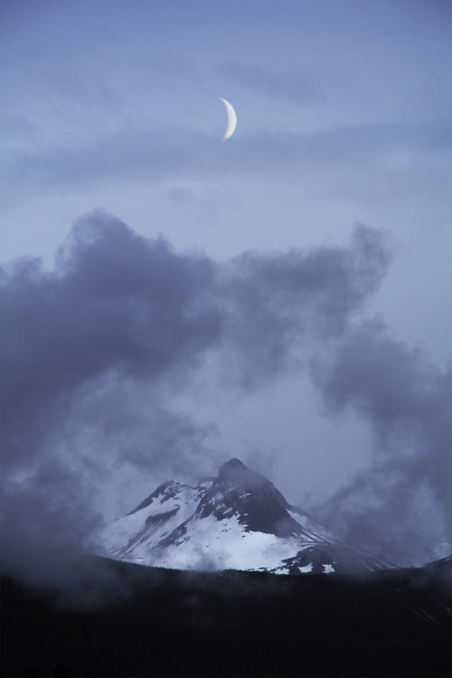 escapekit:  Moments With the Moon Norway-based photographer Bjørg-Elise Tuppen shares beautiful moments with the moon.  