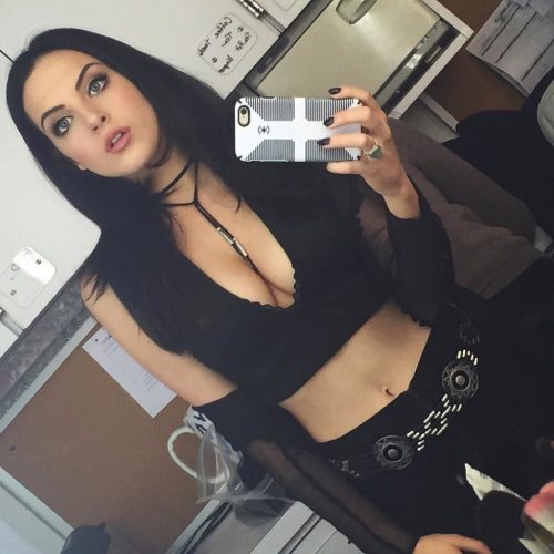 celebritiescafe:  Liz Gillies / via 