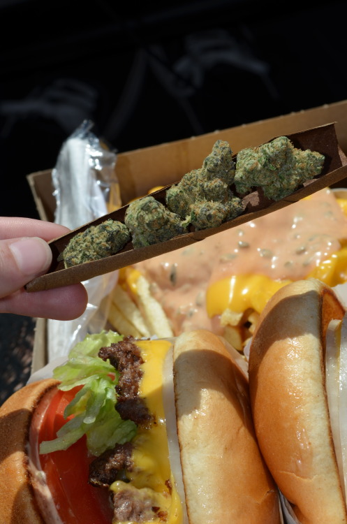 XXX incredible-kush:  Cookies & In-N-Out photo