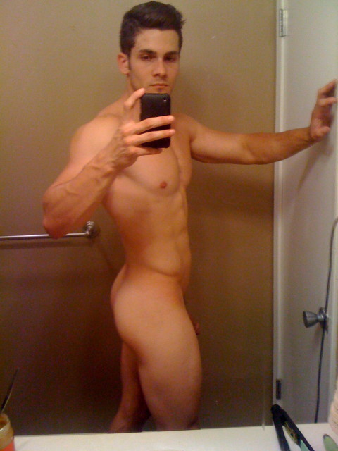 lovedudeperfectbody:  Ops… Naked!  Butttttt… Nice body!