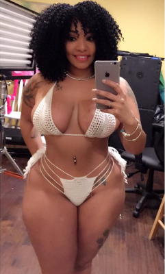 hcfmodels:  insanebodiez:  ChelaPowerful Thickness  Mind blowing thickness and beauty.