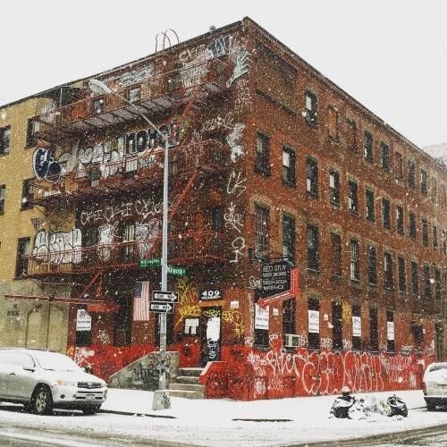 A snowy #Monday in #bedstuy. #mondaymood #nyc #brooklyn #streetsofbrooklyn #streetphotography