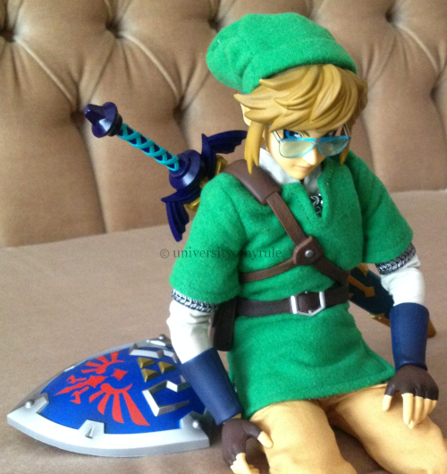 universityofhyrule:  When Link is not saving Hyrule he is a model for Hyrule’s eyewear line Skyward vision. 