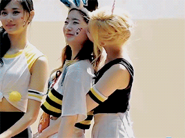 rapbabychaeyoung:  sana teasing dahyun that she’s gonna kiss her + actually kissing her = dahyun is 샤샤샤~ 