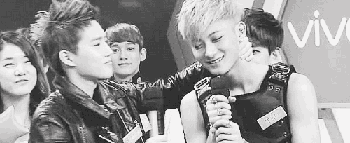 fuckingjongdae:  oH MY GOD LOOK AT CHEN RIGHT AT THE BEGININING HES LIKE Senpai senpai what are you doing senpai why don’t you ever hug me like that senpai why are you paying attention to him instead of me  