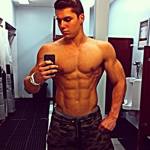 lumbrjax:  Instagram user @thevphysique http://ift.tt/1kideq2 