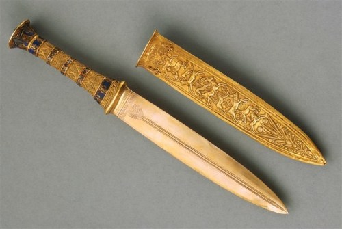 sixpenceee:King Tut’s dagger. So important was this dagger to Tutankhamun that it was pla