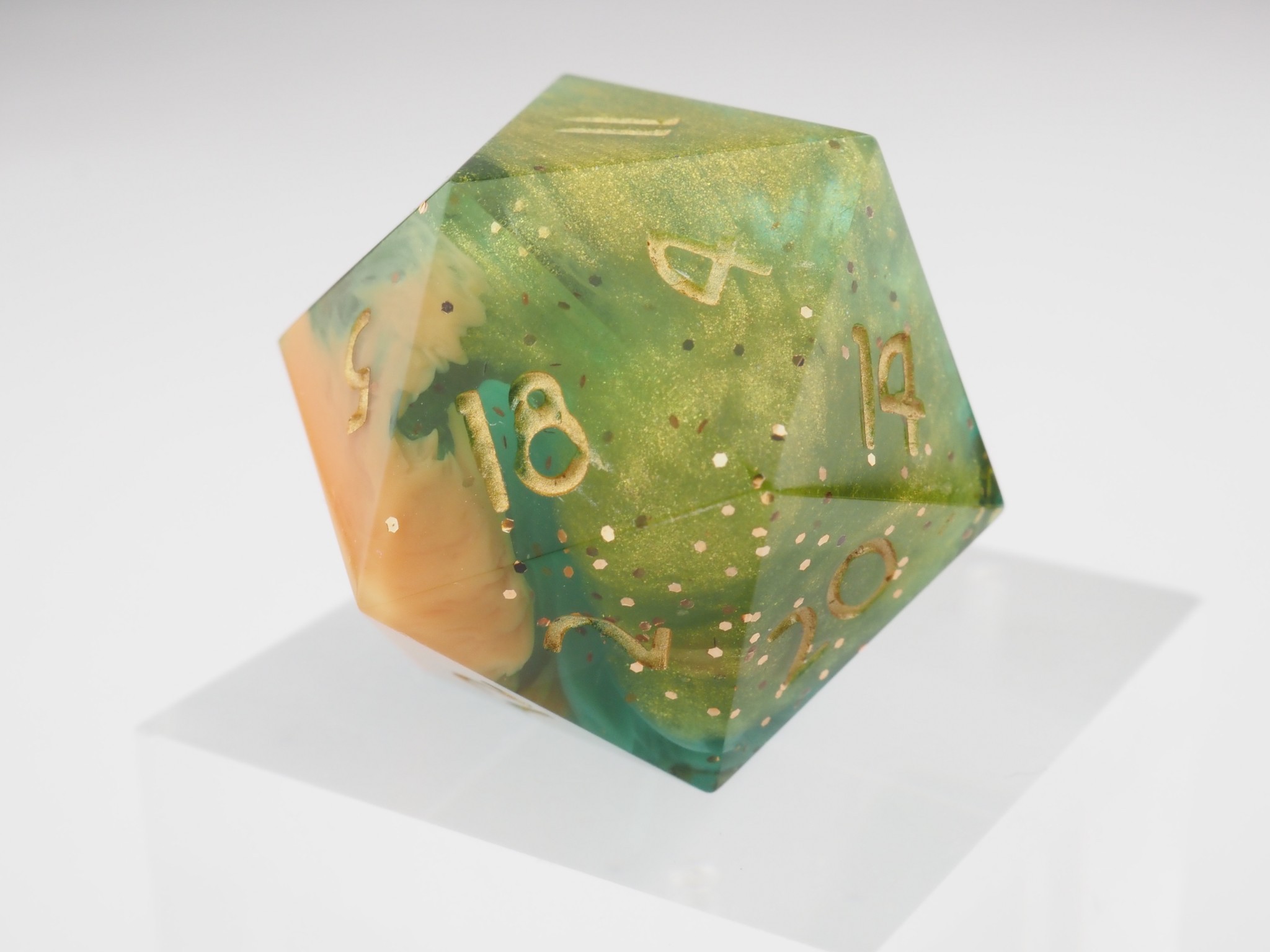 catinthedicebag:The roaring 20s have given us many great things, one of which is the peak of Art déco. These dice were inspired by this era and also by the MTG set “New Capenna”(Advertisement)