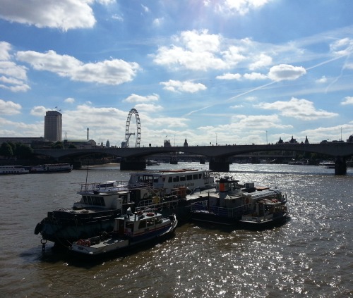 あそこはウォータールー橋です。Waterloo Bridge over there.