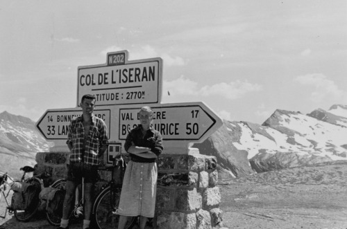 Some late 40′s cyclotouring stuff, found the the Vintage Pictures thread on french forum pigno