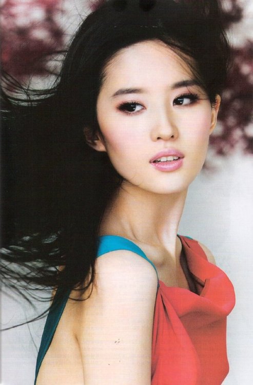 Liu Yifei (born 25 August 1987) is one of the most beautiful Chinese actresses,  She is also a 