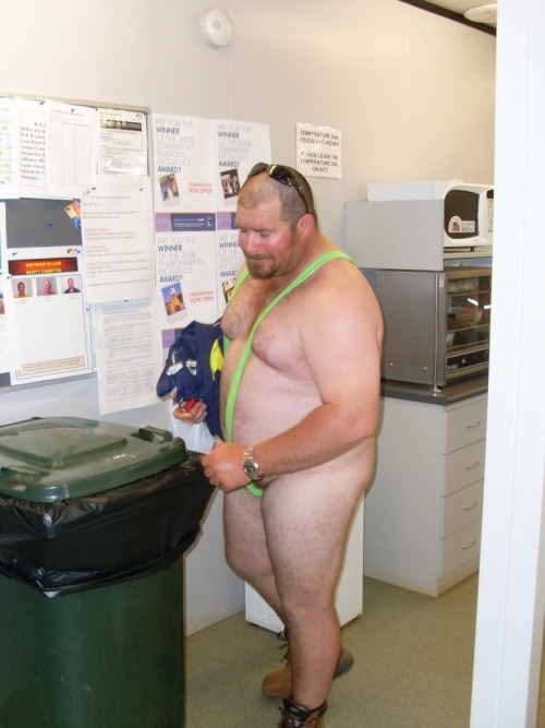 thebigbearcave:  LOL dig dig dig that archive!