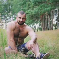 men-in-shorts:Nice looking guy, I think  ?