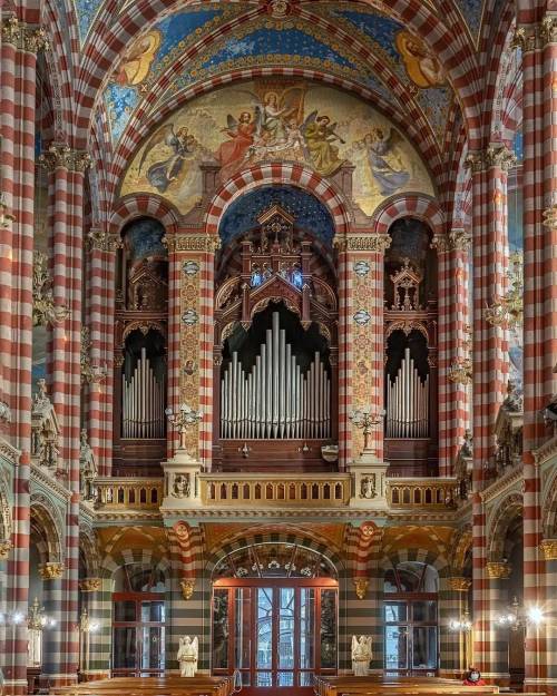 legendary-scholar:  Basilica Maria Auxiliadora and San Carlos is a monumental temple built by the Salesian order in the city of Buenos Aires. Also known as the Basilica of Mary Helper of Christians, it was built between 1900 and 1910 and is the largest