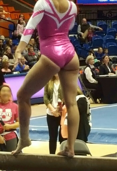 This time, the Utah State gymnasts came to town. How I love college gymnastics! Especially when ther