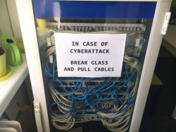 finofilipino: En caso de ciberataque: rompe el cristal y arranca los cables. 