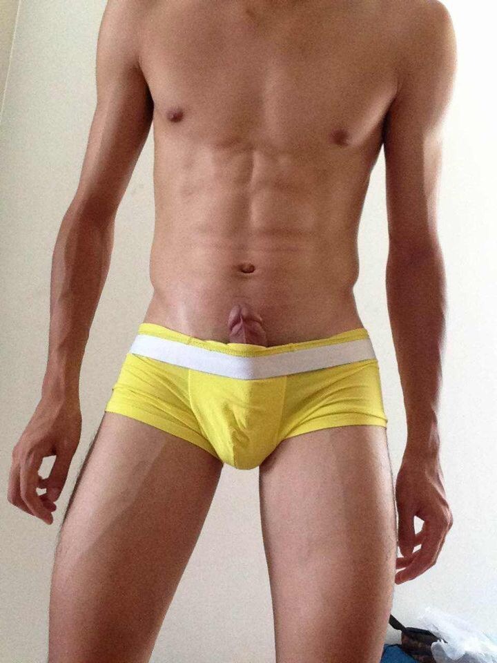 gugugurururu:  mantop10691:  天菜的足球隊直男帥學弟！腹肌，公狗腰，粗腿大.腿還有性感腳毛！滿足你一切性幻想…01