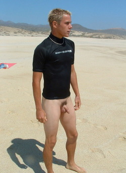 nudelifestyle:  beach boy no pants style 