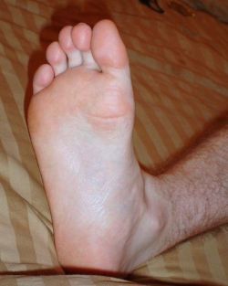 dirtymalefeet:  #malefeet #malesoles #maletoes #malefoot #guysfeet #guysfoot #guystoes #feetfetish #feet #toes #soles  👣👅💋
