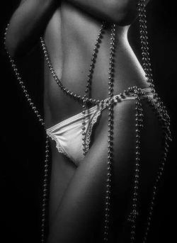 juicylilsecrets:  mymmm:  xxxreesareesareesaxxx:  Pearls 💕 ~~~~~  Chains of pearls  ♥ 