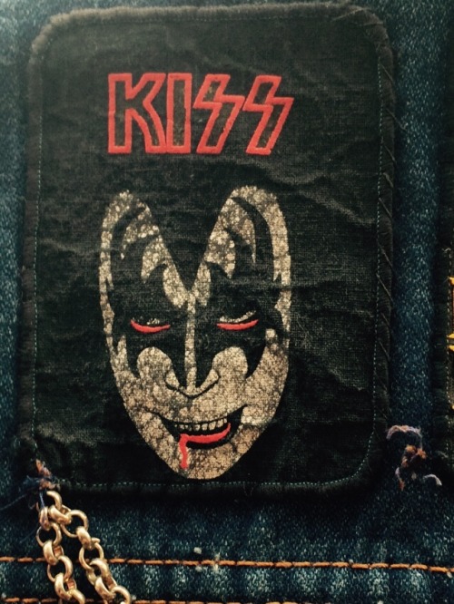 49scream:  80’s printed Kiss patch.