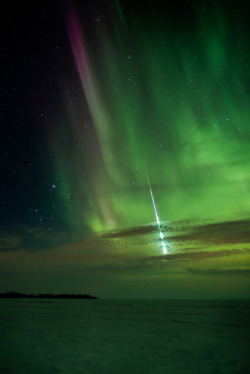 feythril:diabolicalillumination:A meteor streaking through the aurora borealis.@lantisthepreyingmantis