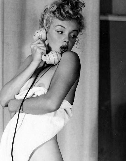 eternalmarilynmonroe - Marilyn Monroe posing for pinup artist...
