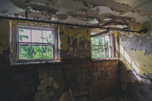 durty2shoes:  chasing light in my favorite abandoned sanatorium 