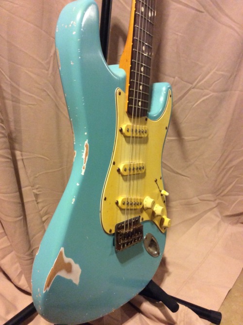 vintagerelicdesign: Daphne blue strat, complete. This thing ROCKS!!